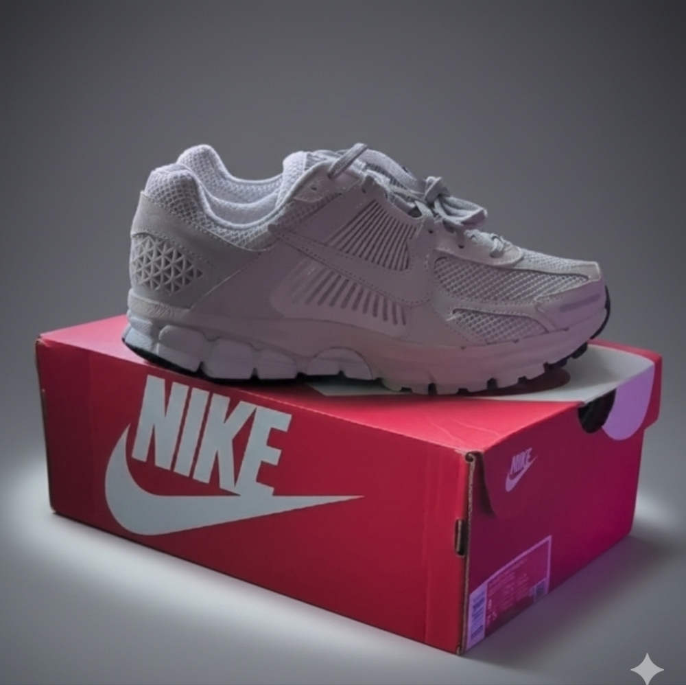 Nike Women's Vomero 5 NWT